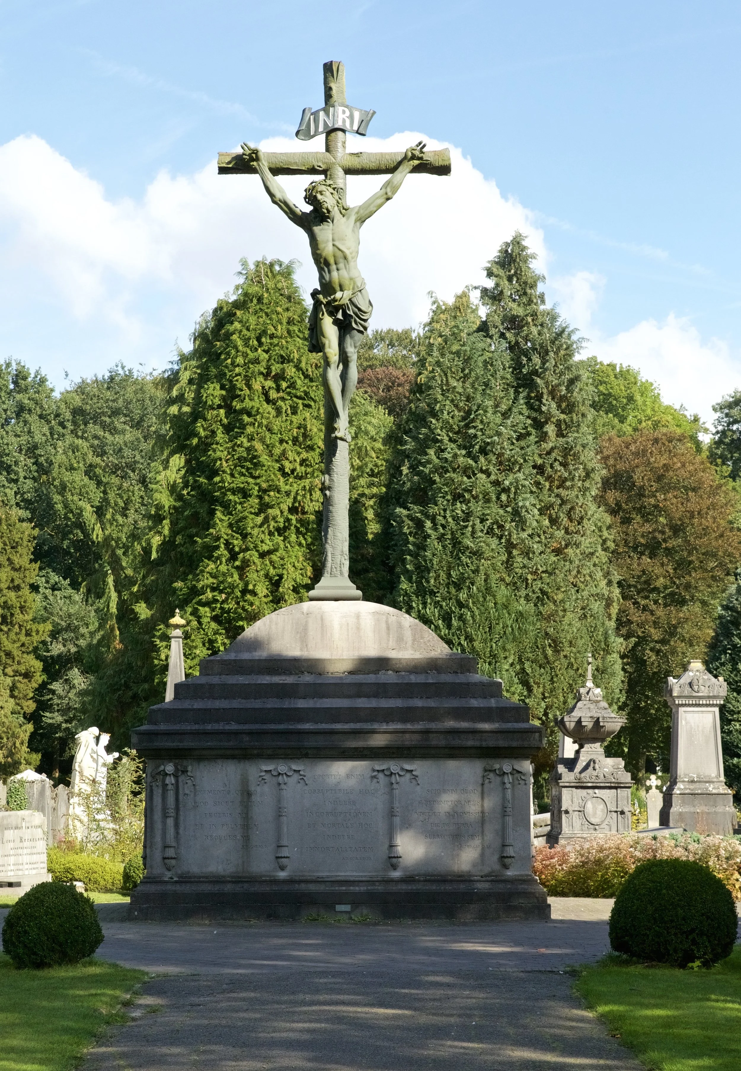 Boven: foto stedelijke begraafplaats.&nbsp;Kalvarie.&nbsp;Stadsbezit.Rechts: foto's stedelijke begraafplaats. Oude grafzerken opgebouwd als kapel.