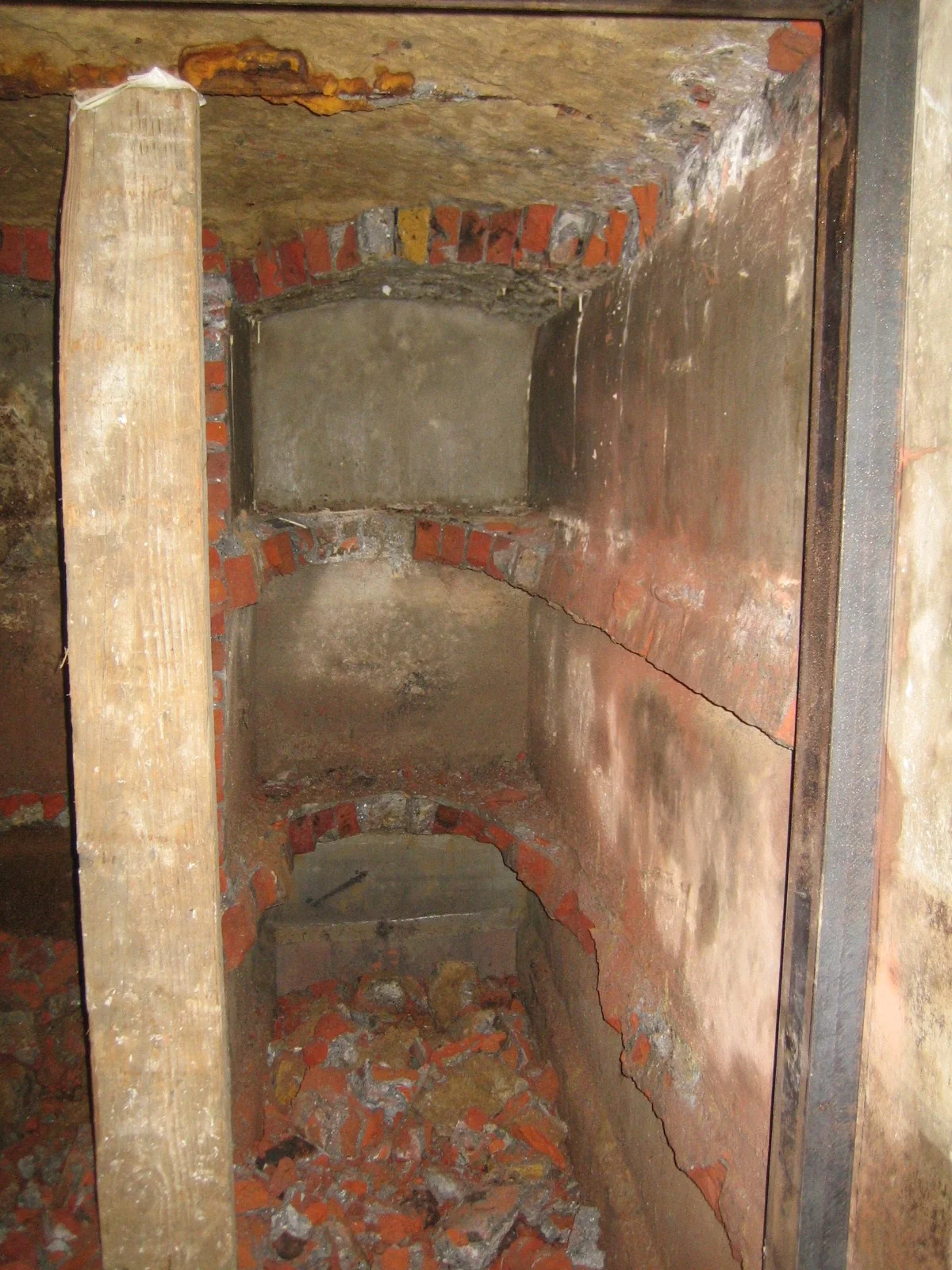 Nissen, weggekapte binnenmuren