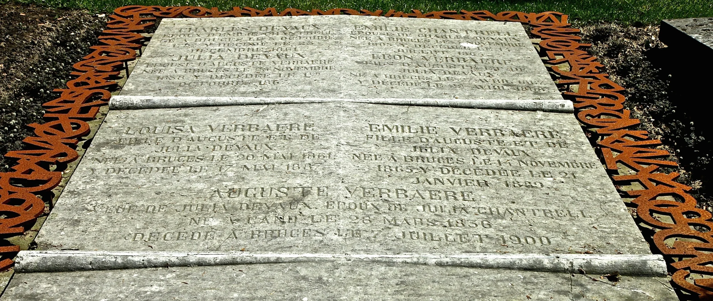 Hergebruikt grafmonument Devaux-Chantrell met originele namen