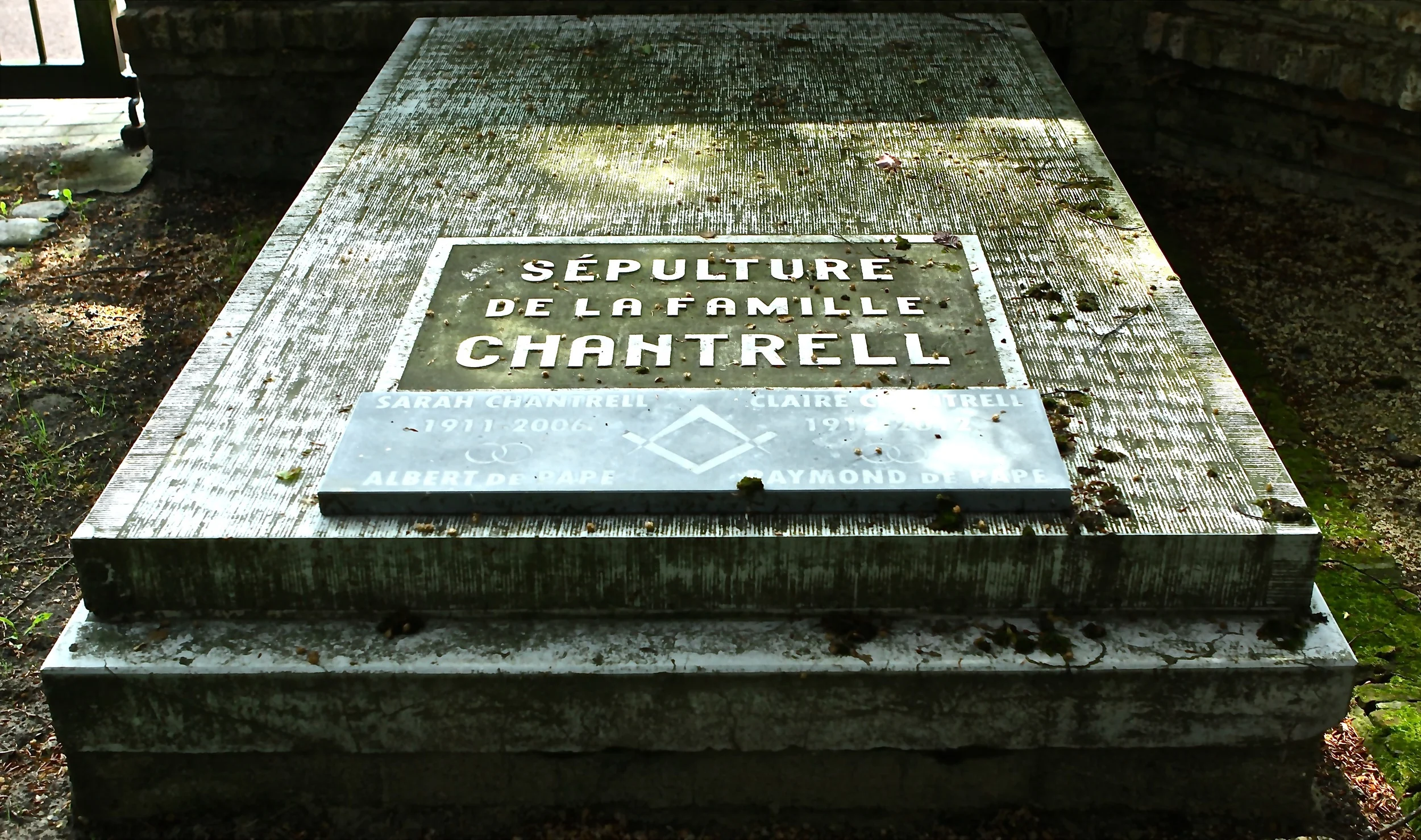 Foto stedelijke begraafplaats. Familie Chantrell, detail, vak 11.&nbsp; Stadsbezit.