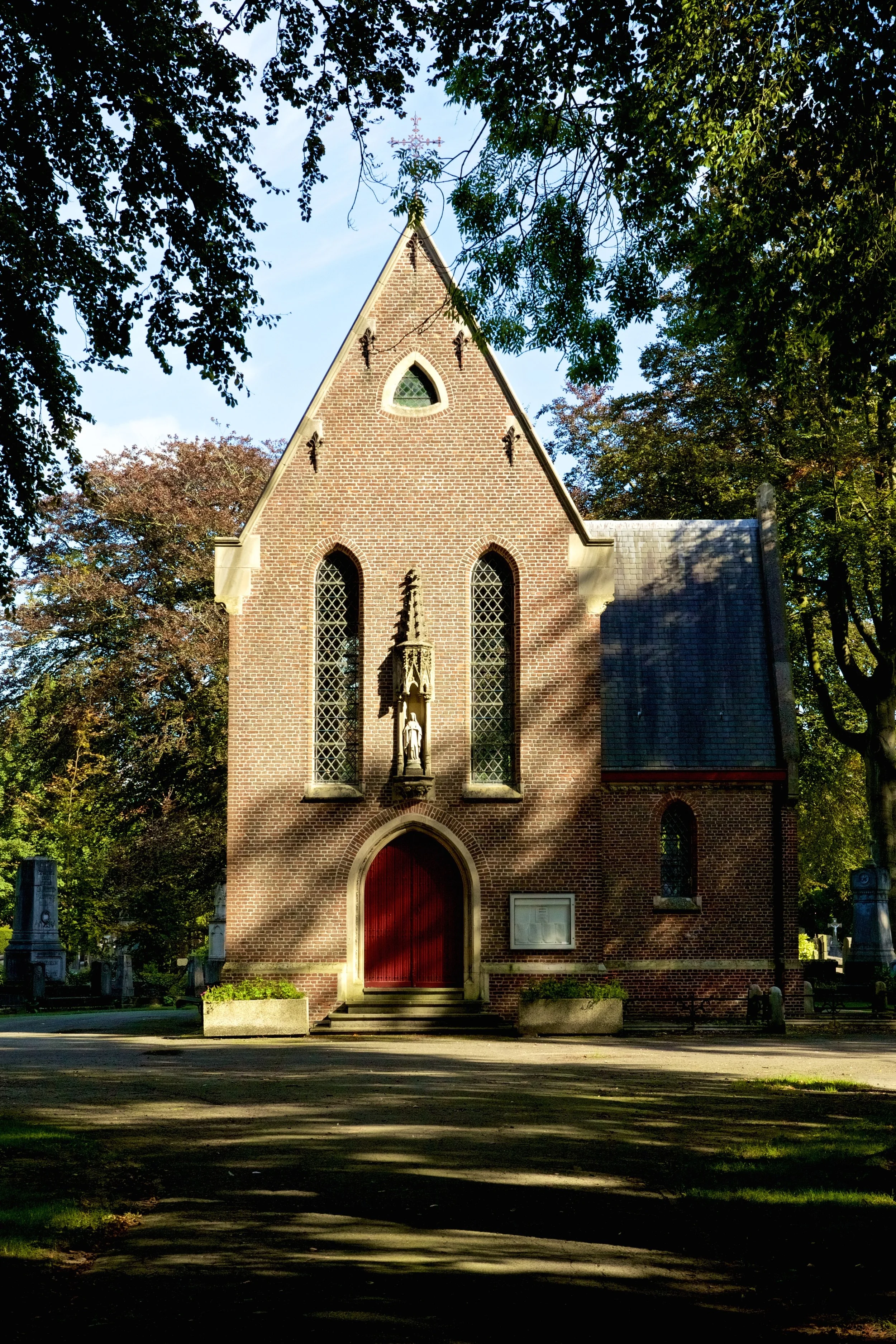 Foto stedelijke begraafplaats.&nbsp; Kapel van de kanunniken