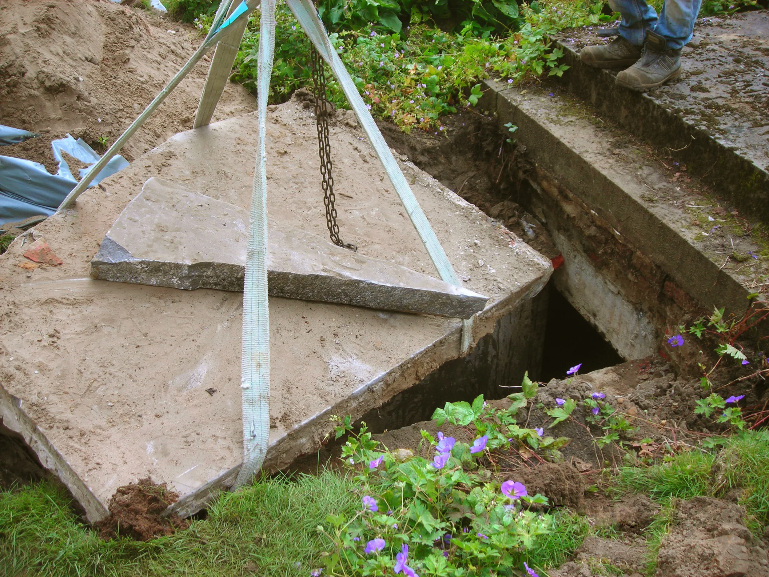 Deksteen graf wordt opgetild