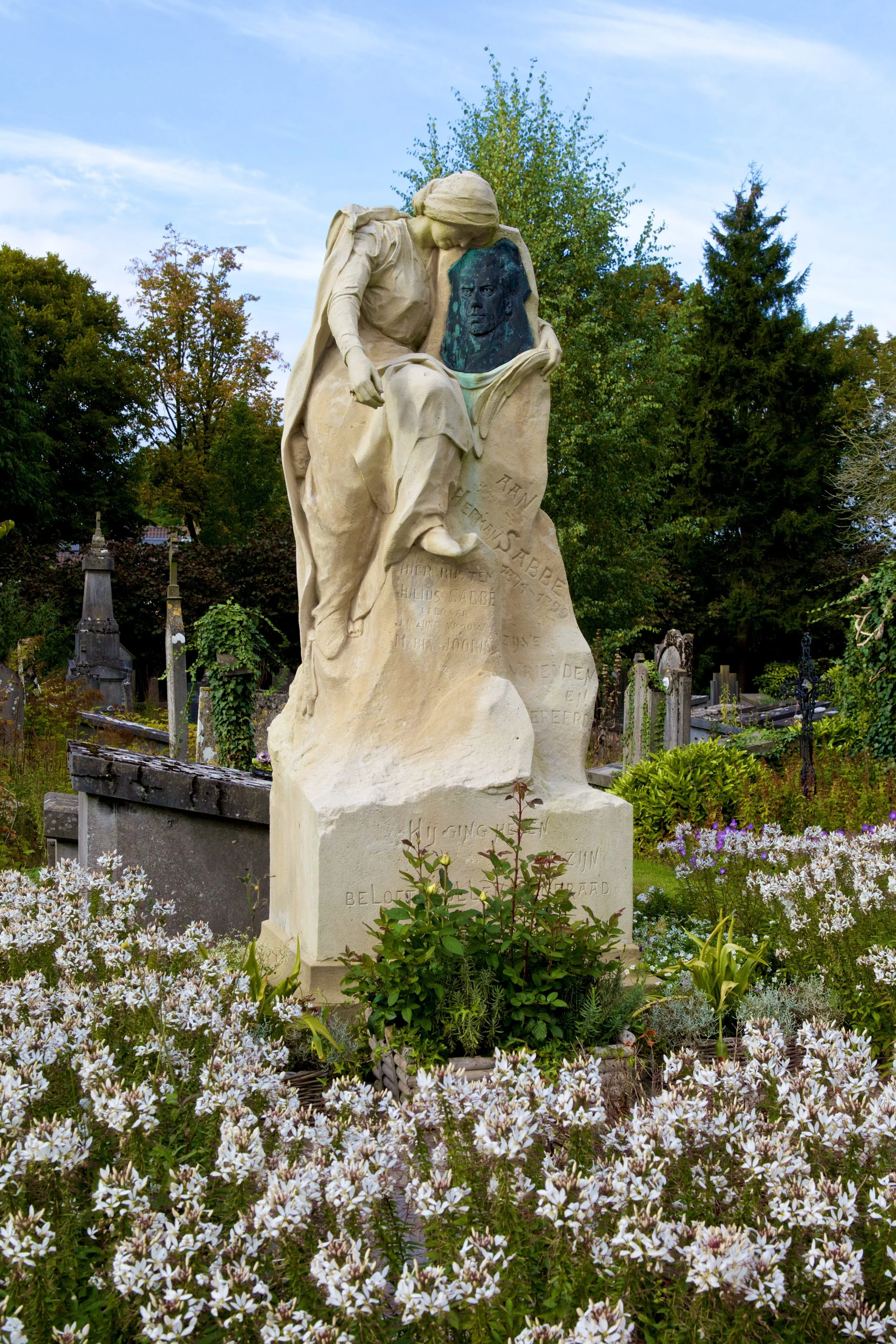 Foto stedelijke begraafplaats. Grafmonument Julius Sabbé en Maria Jooris