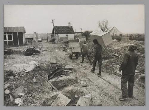 De ontruiming van het kerkhof te Zeebrugge.&nbsp;Bron beeldbankbrugge.be